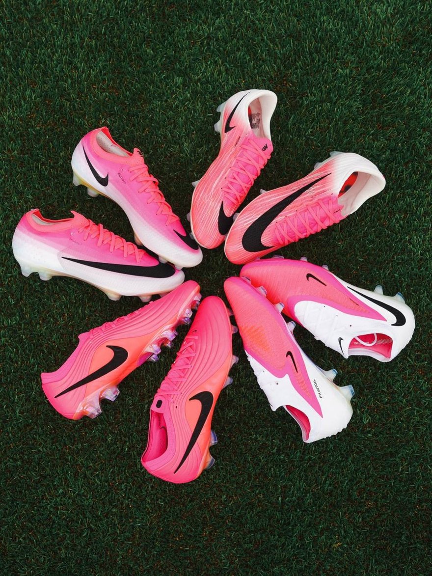 Рожеві бутси Nike Mercurial і Phantom колом на газоні